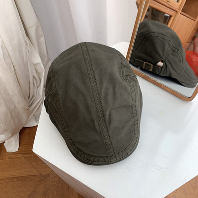 Beretă de damă cu catarame în stil retro