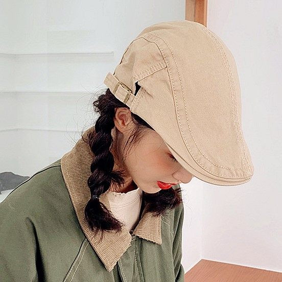 Beretă de damă cu catarame în stil retro