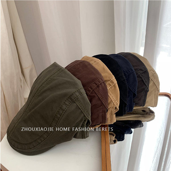 Beretă de damă cu catarame în stil retro