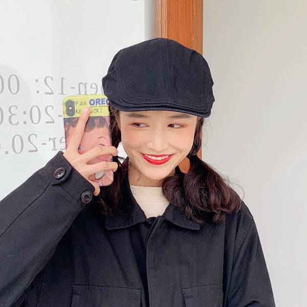 Beretă de damă cu catarame în stil retro