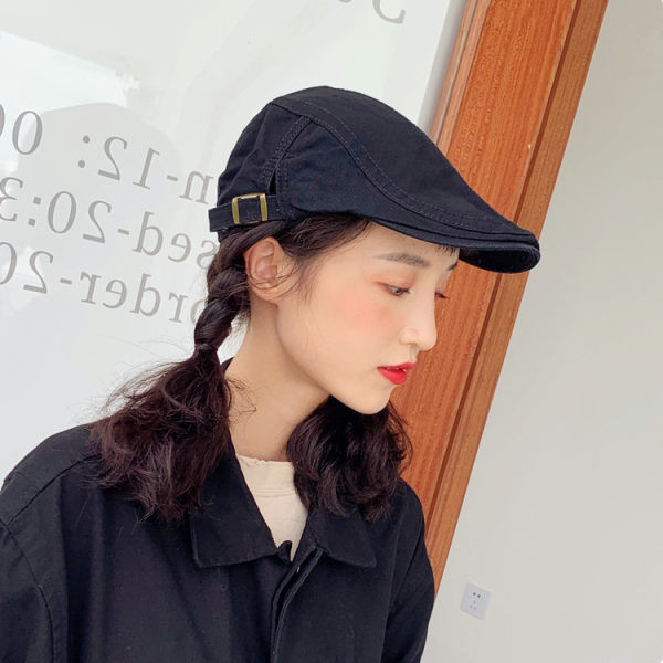 Beretă de damă cu catarame în stil retro