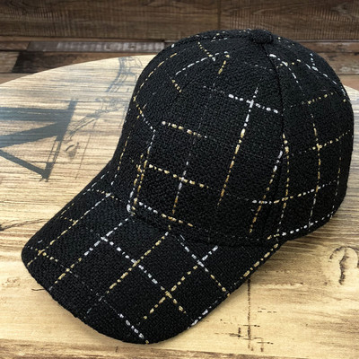 Pălărie de primăvară pentru femei cu vizor și fire aurii pe ea