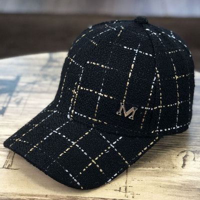 Pălărie de primăvară pentru femei cu vizor și fire aurii pe ea