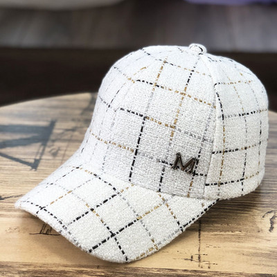 Pălărie de primăvară pentru femei cu vizor și fire aurii pe ea