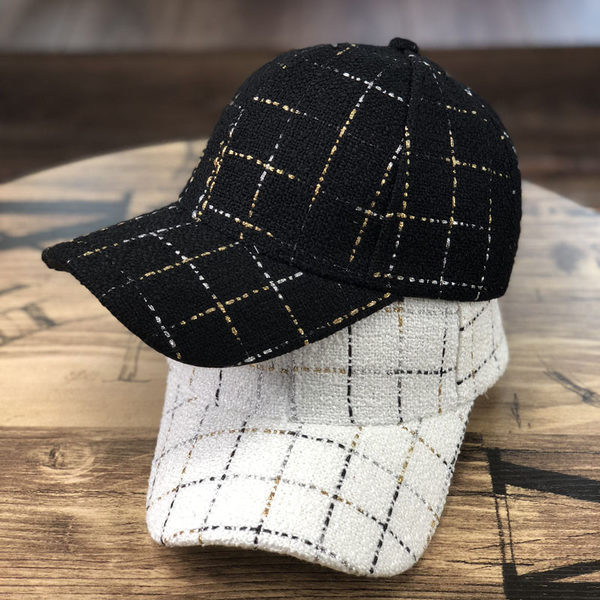 Pălărie de primăvară pentru femei cu vizor și fire aurii pe ea