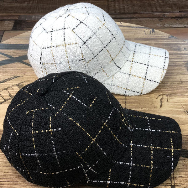 Pălărie de primăvară pentru femei cu vizor și fire aurii pe ea