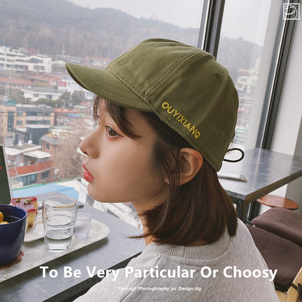 Pălărie textilă de damă cu inscripție brodată laterală