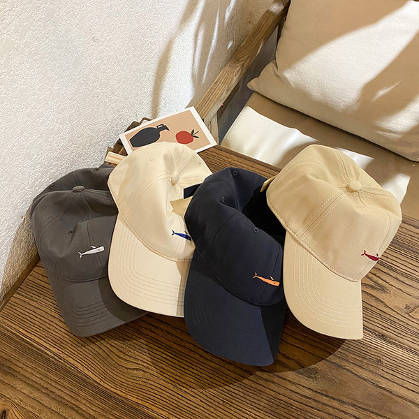 Ženska bejzbol kapa sa šiltom i vezom