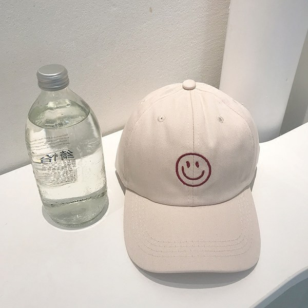 Trijų spalvų šiuolaikiška moteriška kepurė su siuvinėjimu ir skydeliu