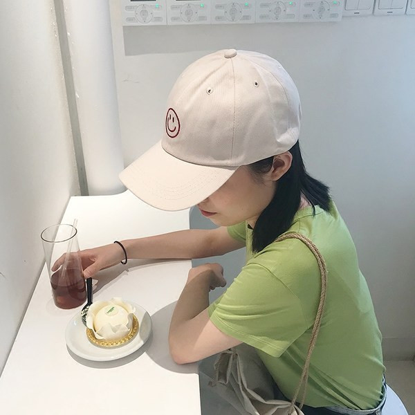 Trijų spalvų šiuolaikiška moteriška kepurė su siuvinėjimu ir skydeliu