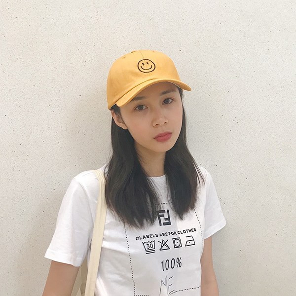 Trijų spalvų šiuolaikiška moteriška kepurė su siuvinėjimu ir skydeliu