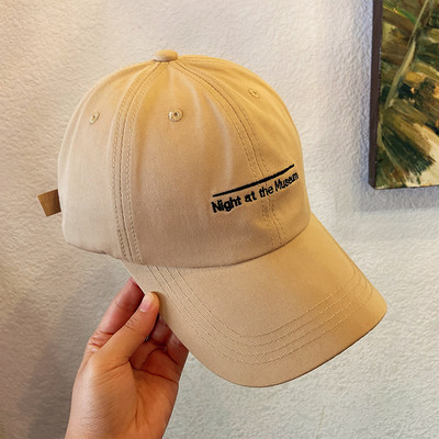 Jednobojna ženska kapa sa šilterom i vezom