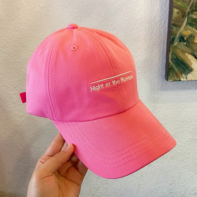 Jednobojna ženska kapa sa šilterom i vezom