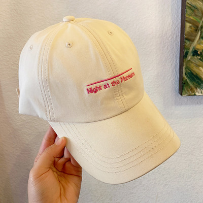 Jednobojna ženska kapa sa šilterom i vezom