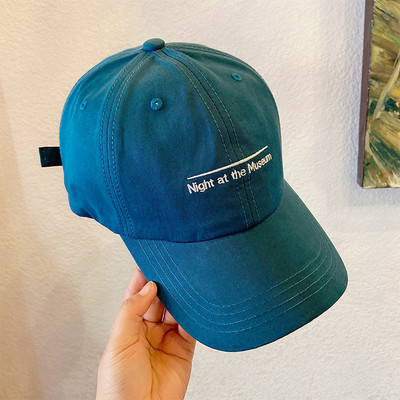 Jednobojna ženska kapa sa šilterom i vezom