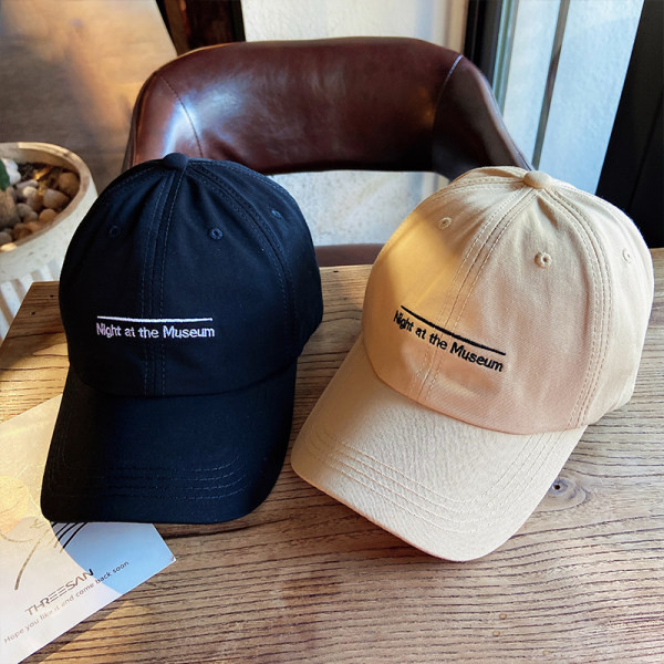 Jednobojna ženska kapa sa šilterom i vezom