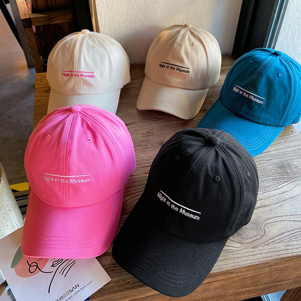 Jednobojna ženska kapa sa šilterom i vezom