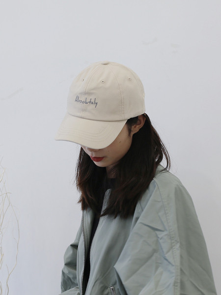 Palarie de dama cu inscriptie si vizor in trei culori