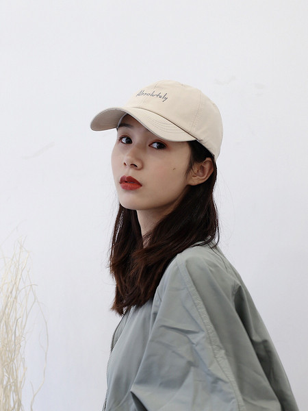 Palarie de dama cu inscriptie si vizor in trei culori