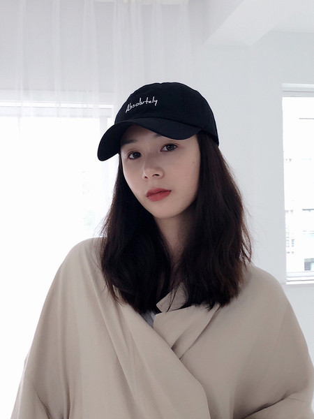 Palarie de dama cu inscriptie si vizor in trei culori