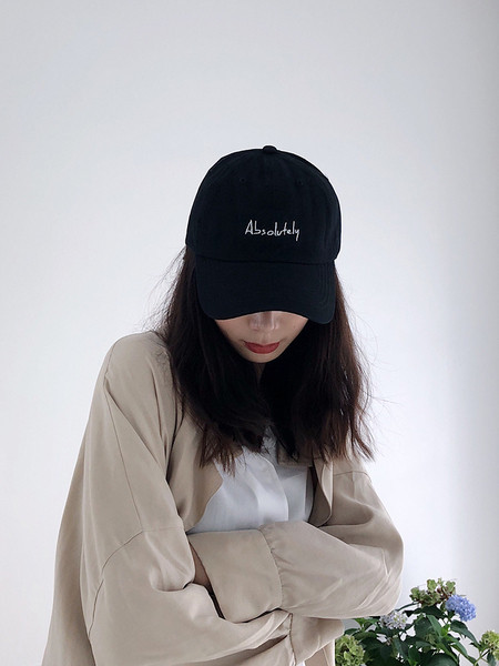 Palarie de dama cu inscriptie si vizor in trei culori