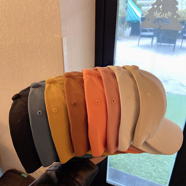 Pălărie textilă de damă cu vizor și inscripție