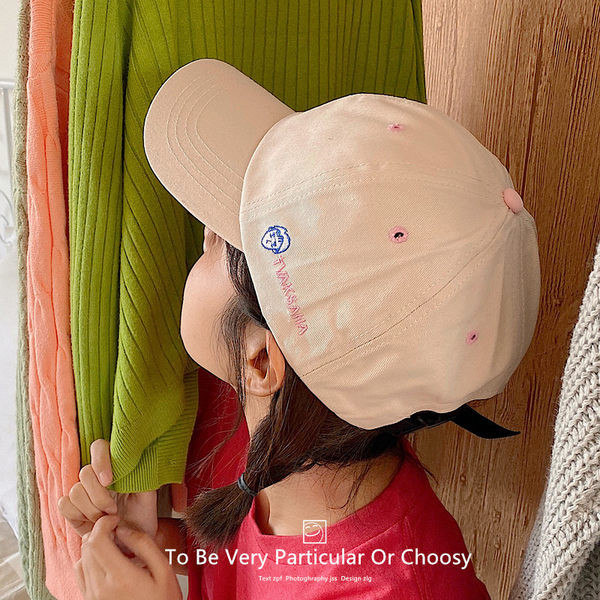 Pălărie de primăvară-vară cu vizor și inscripție brodată