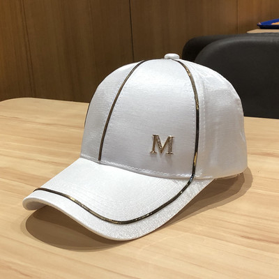 Ženska bejzbol kapa sa šiltom i metalnim elementom