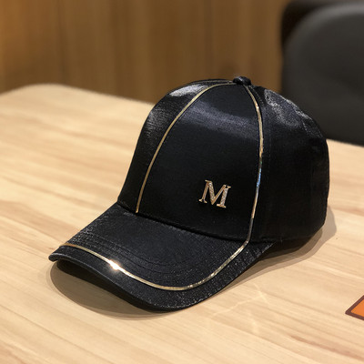 Ženska bejzbol kapa sa šiltom i metalnim elementom