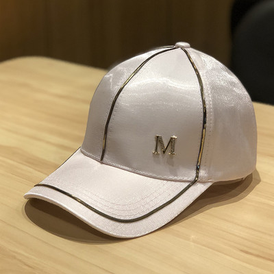 Ženska bejzbol kapa sa šiltom i metalnim elementom