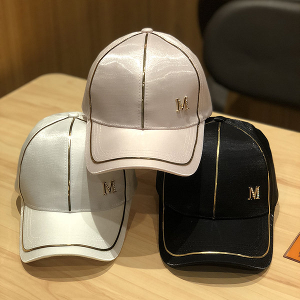 Ženska bejzbol kapa sa šiltom i metalnim elementom