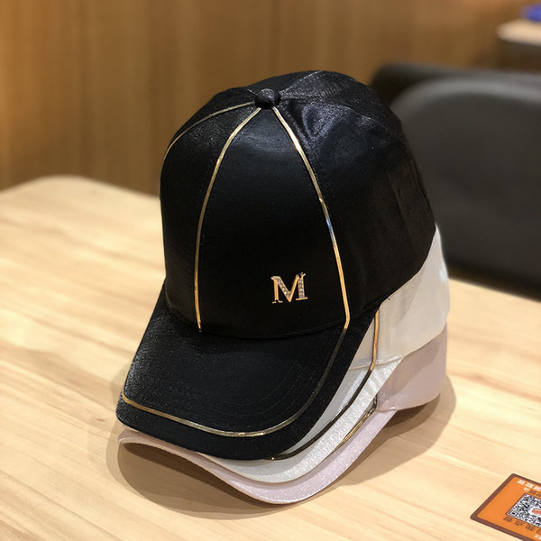 Ženska bejzbol kapa sa šiltom i metalnim elementom