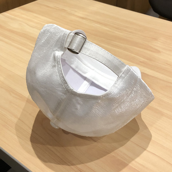 Ženska bejzbol kapa sa šiltom i metalnim elementom