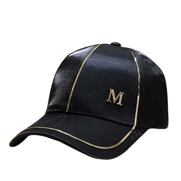Ženska bejzbol kapa sa šiltom i metalnim elementom