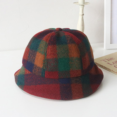 Palarie de dama tip bereta in carouri potrivita pentru toamna