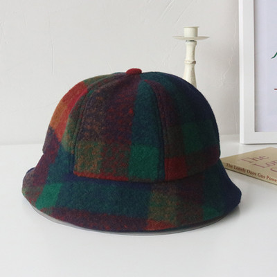 Palarie de dama tip bereta in carouri potrivita pentru toamna