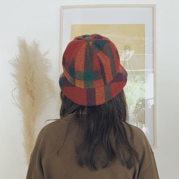 Palarie de dama tip bereta in carouri potrivita pentru toamna