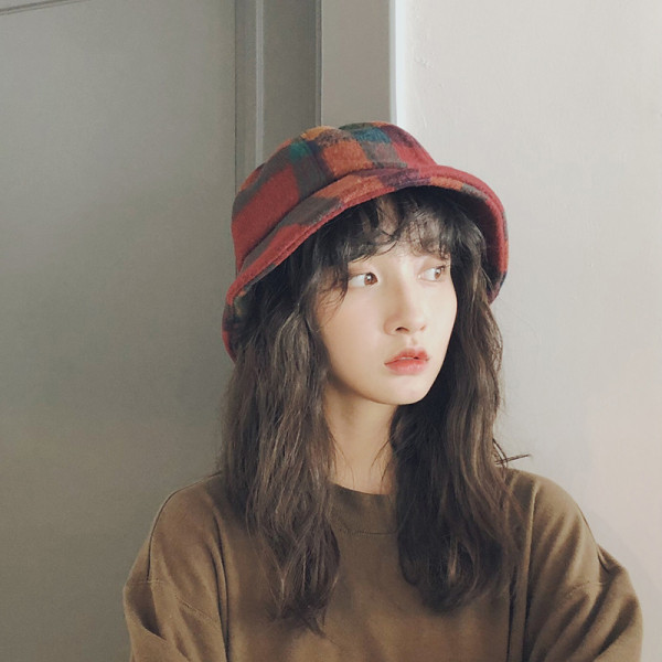 Palarie de dama tip bereta in carouri potrivita pentru toamna