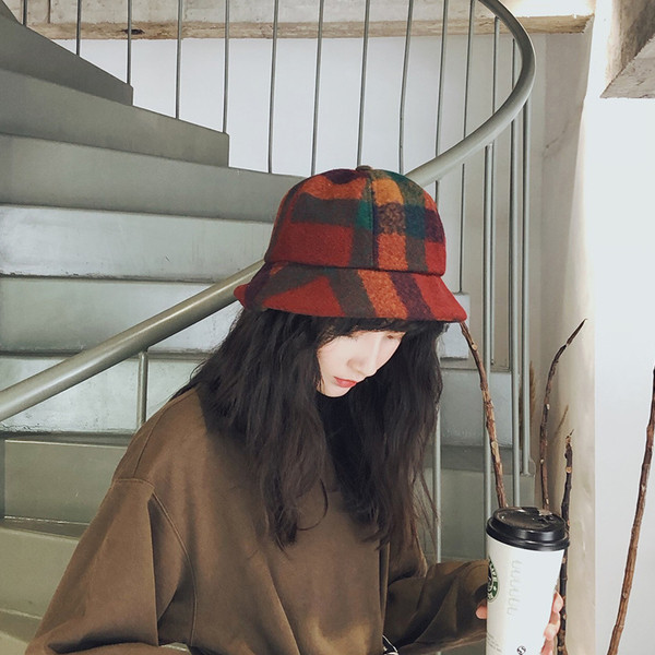 Palarie de dama tip bereta in carouri potrivita pentru toamna