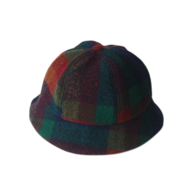 Palarie de dama tip bereta in carouri potrivita pentru toamna