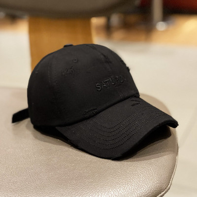 Șapcă de baseball pentru femei cu elemente rupte