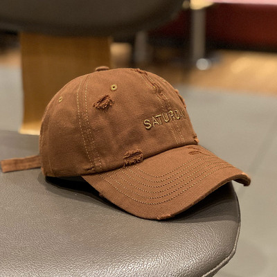 Șapcă de baseball pentru femei cu elemente rupte