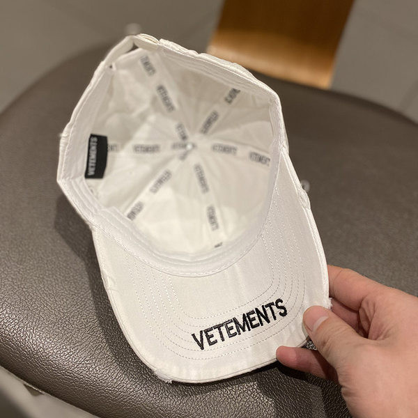 Șapcă de baseball pentru femei cu elemente rupte