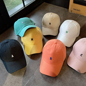 Pălărie de damă într-o singură culoare cu literă brodată