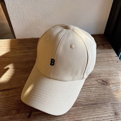 Pălărie de damă într-o singură culoare cu literă brodată