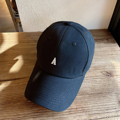 Pălărie de damă într-o singură culoare cu literă brodată