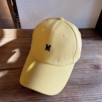 Pălărie de damă într-o singură culoare cu literă brodată