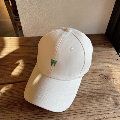 Pălărie de damă într-o singură culoare cu literă brodată