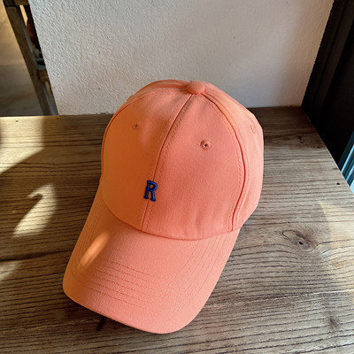 Pălărie de damă într-o singură culoare cu literă brodată