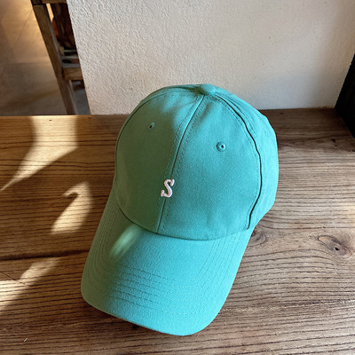 Pălărie de damă într-o singură culoare cu literă brodată